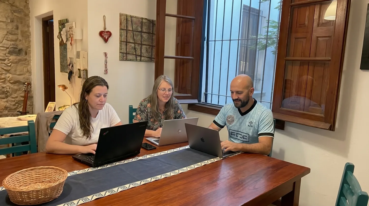 Personas trabajando alrededor de una mesa larga